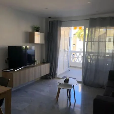 Encantador Residencial Con Piscina Lejlighed